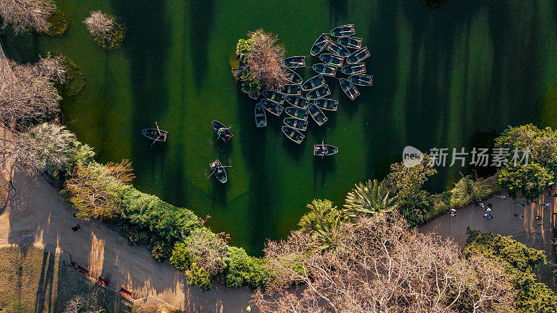 在小湖上的船，Ciutadella公园，鸟瞰巴塞罗那的Ciutadella湖，quriga del 'Aurora在fonte de la cascada, Ciutadella公园